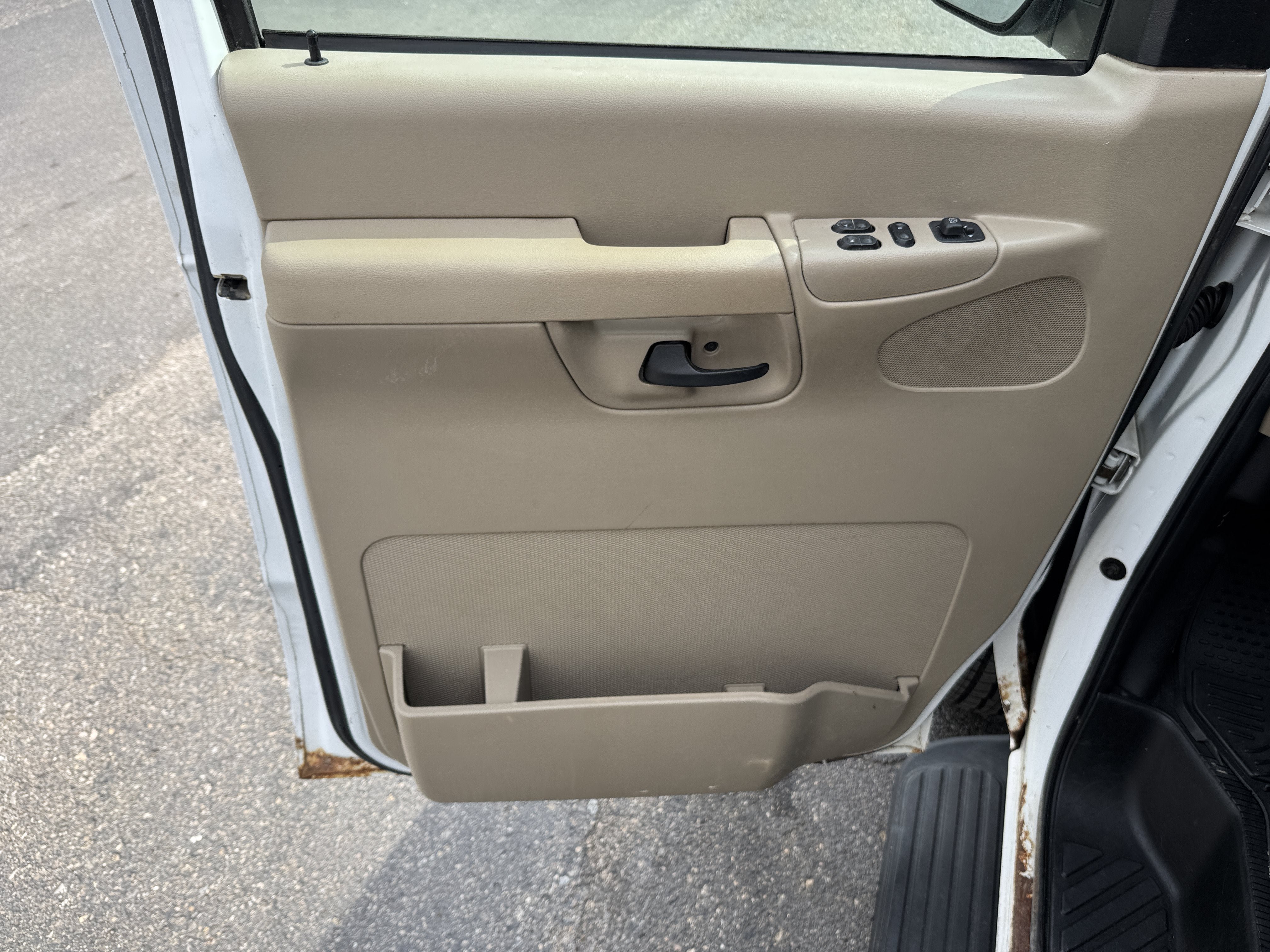 Used 2008 Ford E-350 and Econoline 350 XL RWD image 7