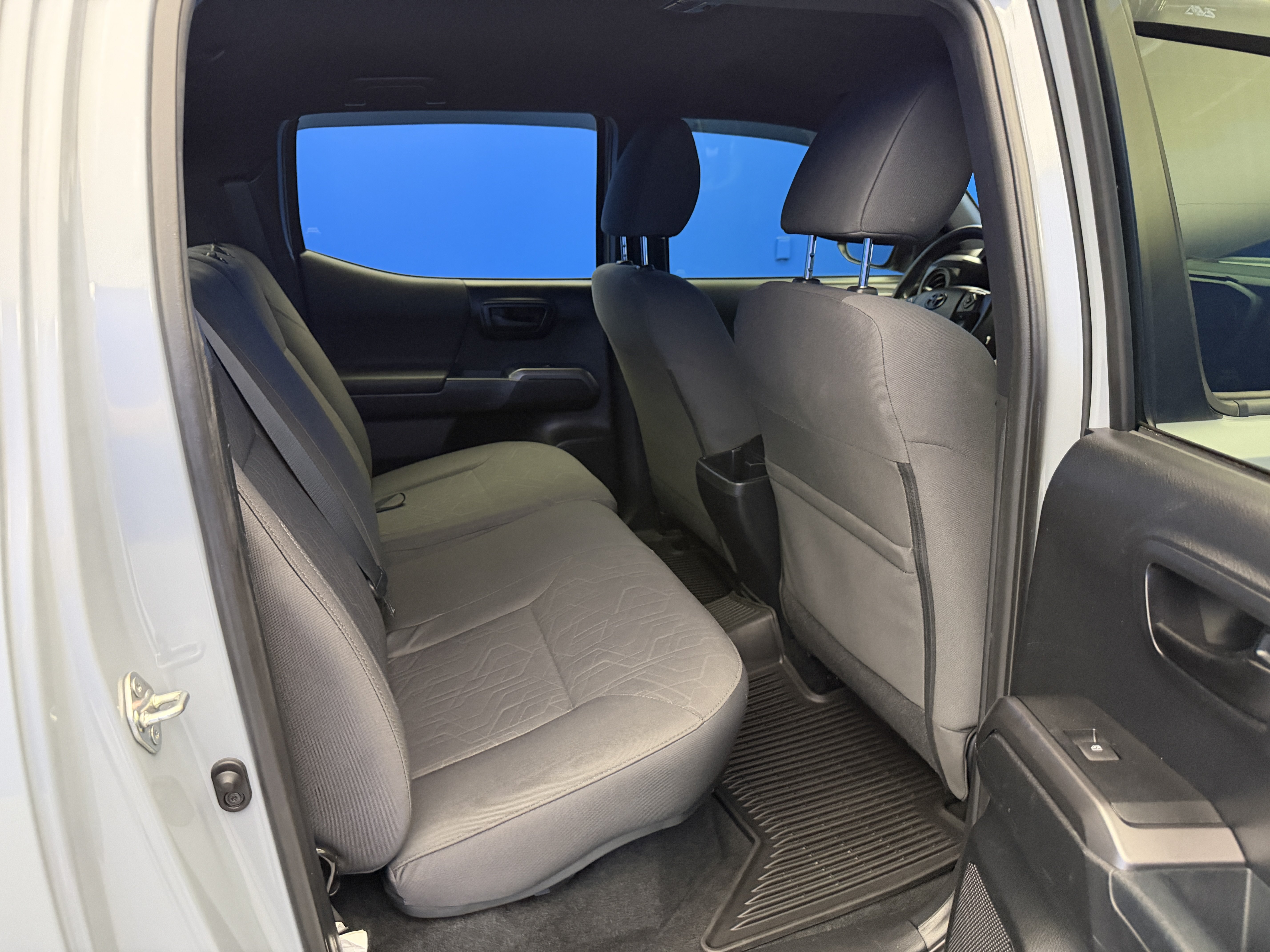 Used 2018 Toyota Tacoma TRD Sport AWD/4WD image 25