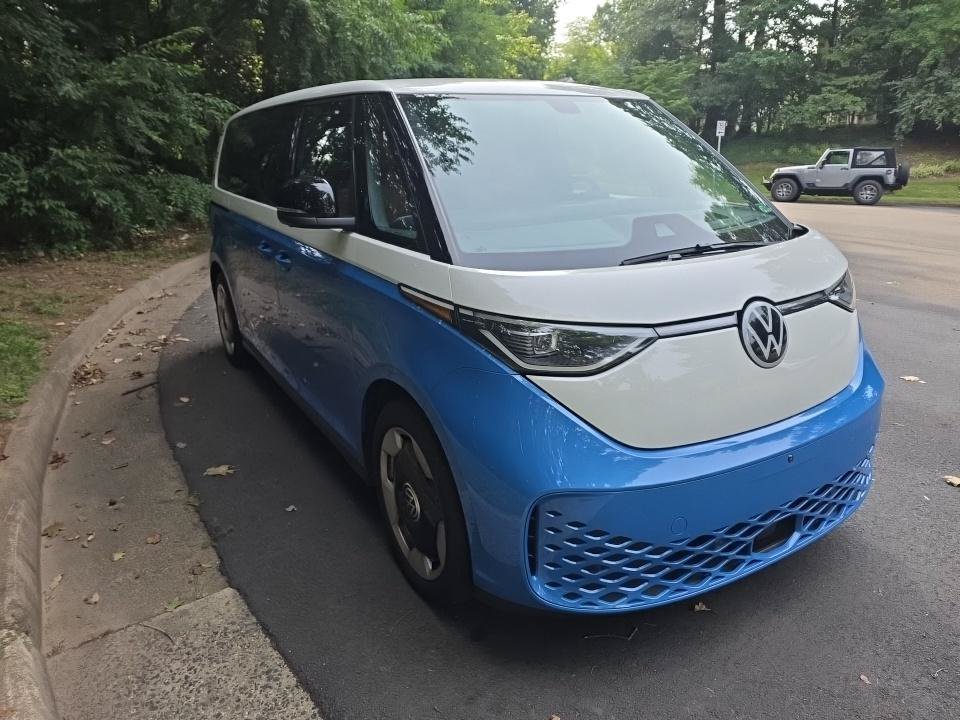 Used 2025 Volkswagen ID. Buzz Pro S Plus w/ Cupholders Package AWD/4WD image 3