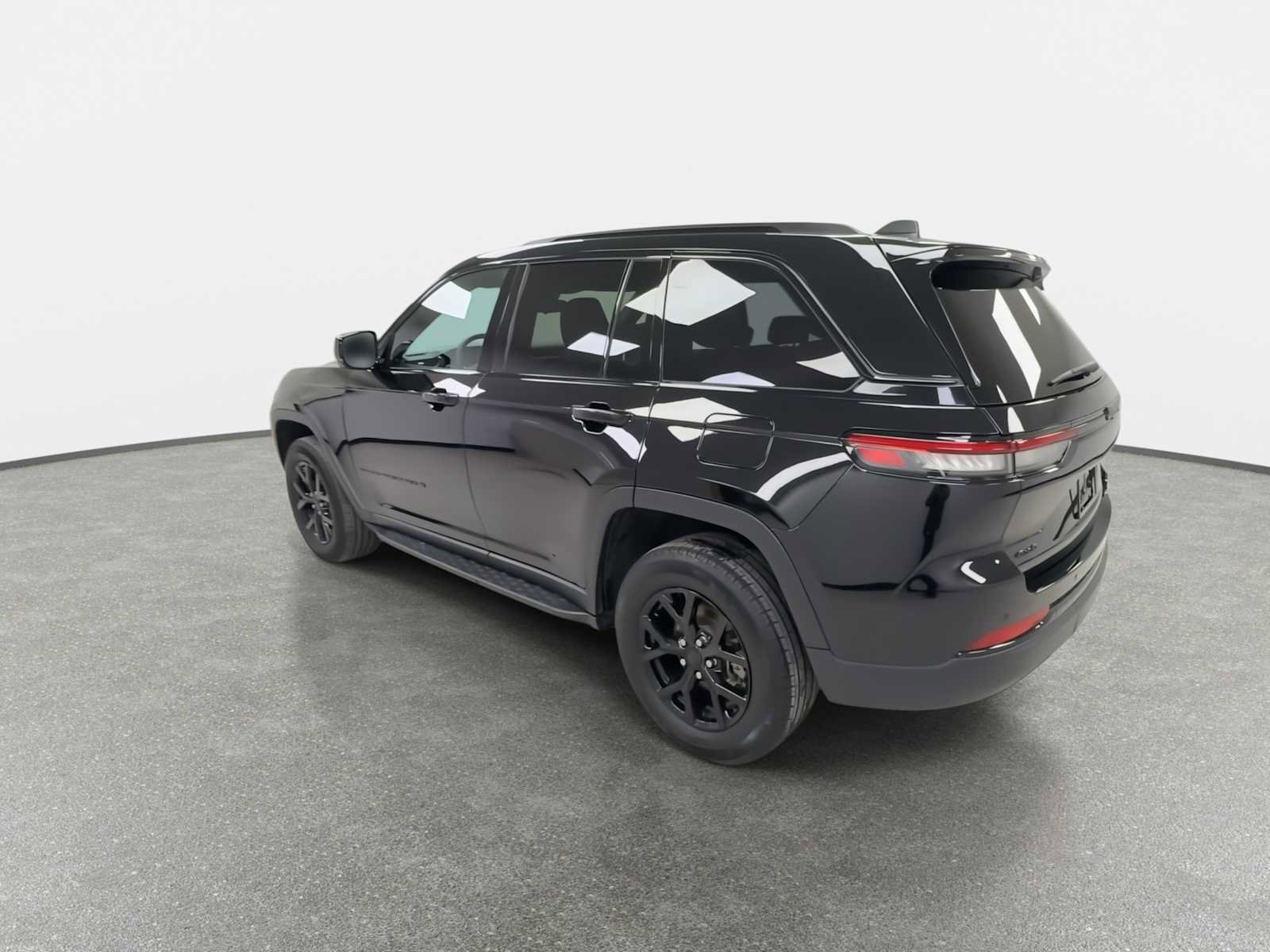 Used 2024 Jeep Grand Cherokee Altitude image 6