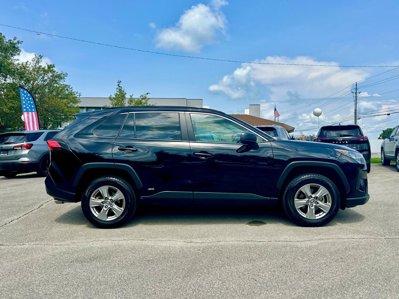 Used 2022 Toyota RAV4 LE AWD/4WD image 2
