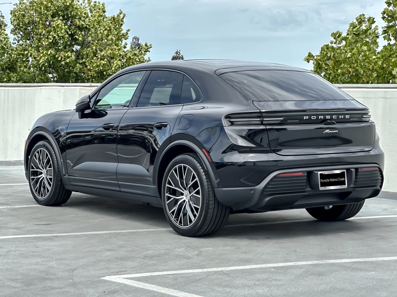 Used 2025 Porsche Macan Electric RWD image 4