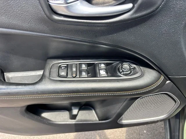 Used 2019 Jeep Compass Latitude w/ Cold Weather Group AWD/4WD image 15