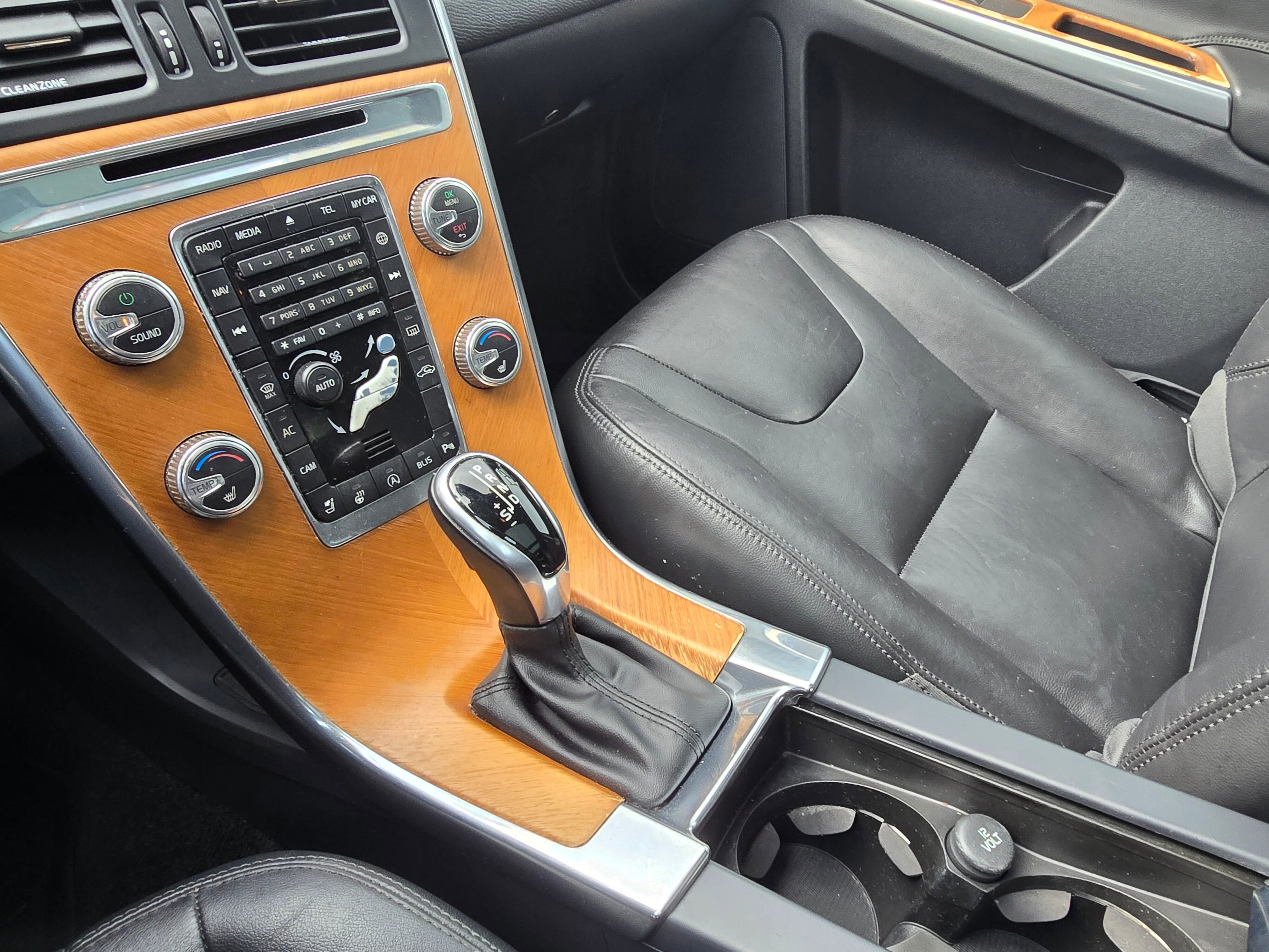 Used 2017 Volvo XC60 T6 Inscription w/ Preferred Option Package image 38