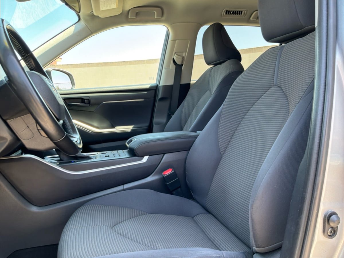 Used 2022 Toyota Highlander LE AWD/4WD image 17