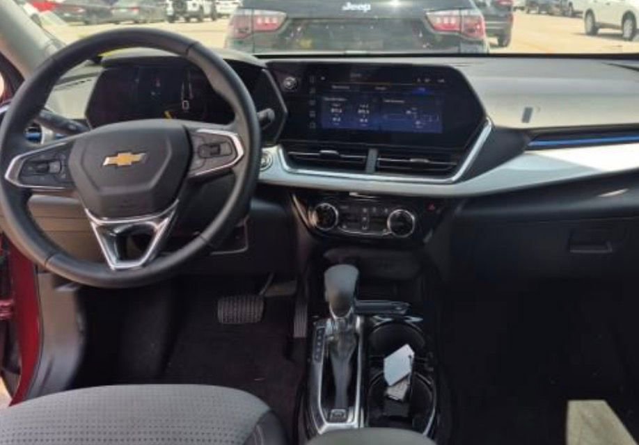Used 2025 Chevrolet Trax LT w/ LT Convenience Package FWD image 7