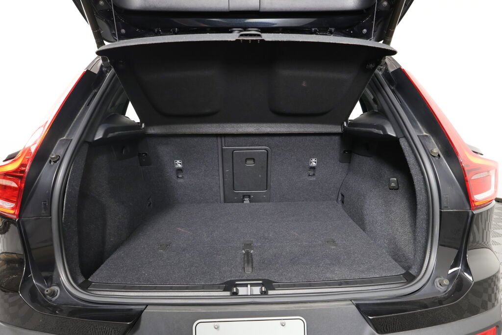 Used 2022 Volvo XC40 T5 R-Design image 18