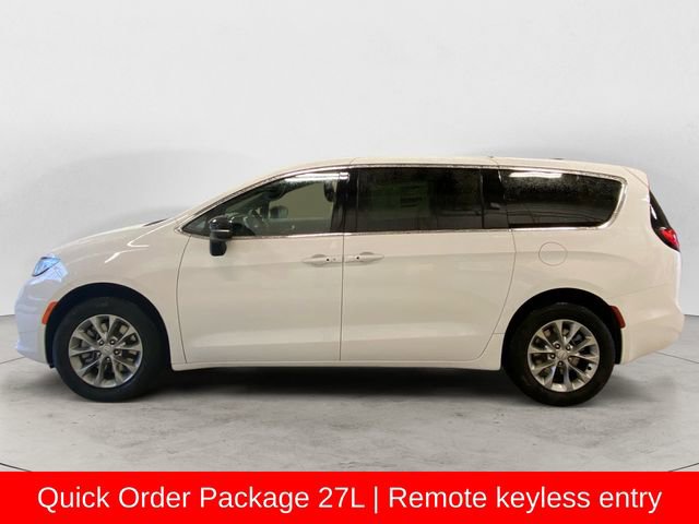 New 2026 Chrysler Pacifica Select image 2