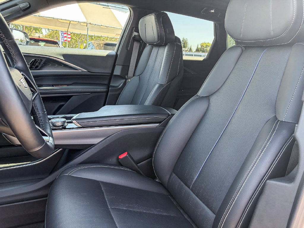 Used 2025 Cadillac Lyriq Luxury AWD/4WD image 34