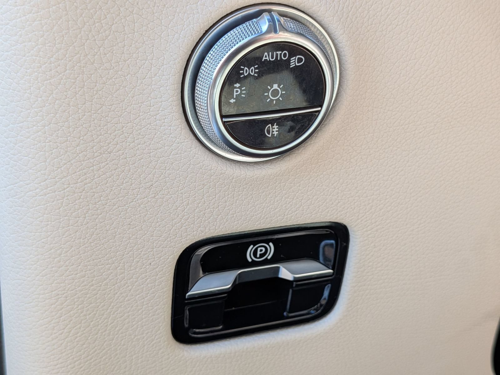 Used 2023 Mercedes-Benz GLC 300 4MATIC w/ Exclusive Trim Package image 17