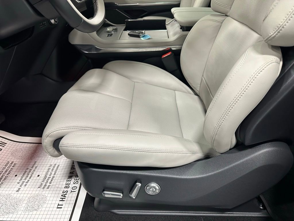 Used 2025 Lincoln Navigator Reserve image 13