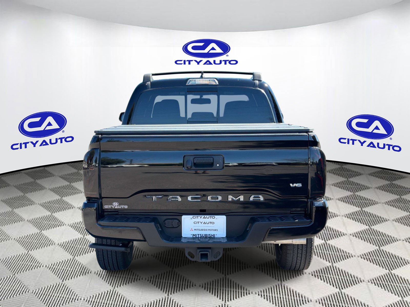 Used 2017 Toyota Tacoma TRD Sport w/ Tow Package (A/T) AWD/4WD image 4