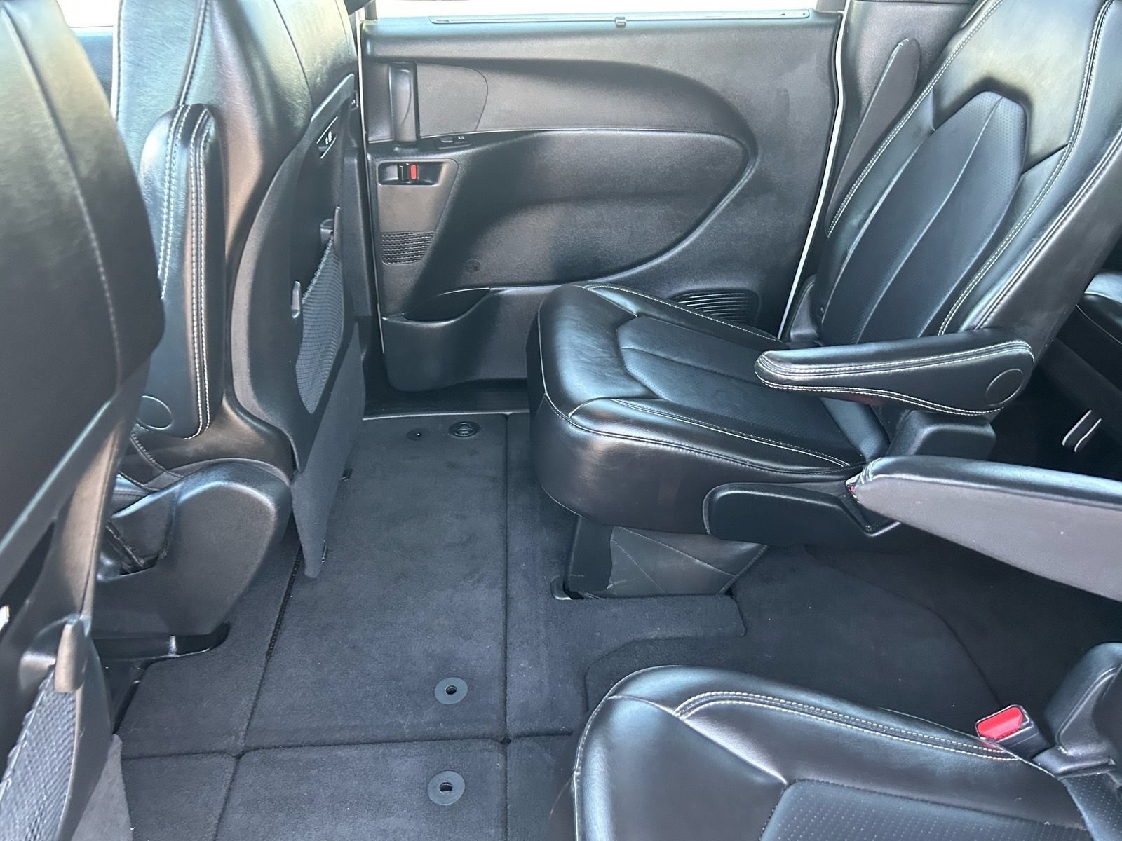 Used 2025 Chrysler Pacifica Select FWD image 17