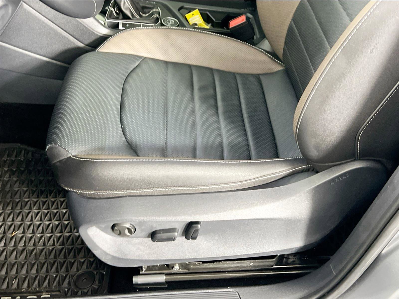 Used 2024 Volkswagen Taos SEL image 18