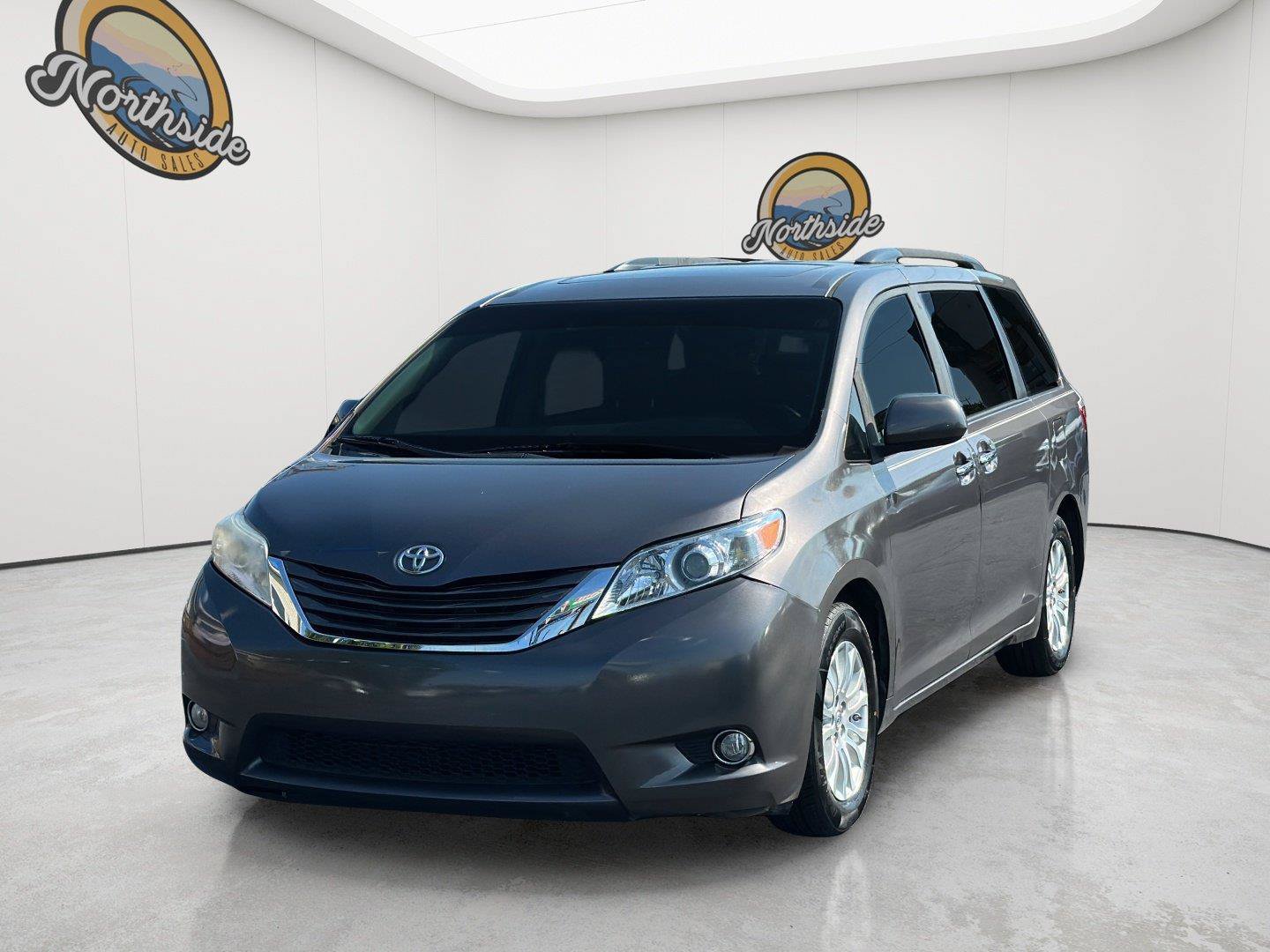 Used 2017 Toyota Sienna XLE w/ XLE Navigation Package FWD image 1