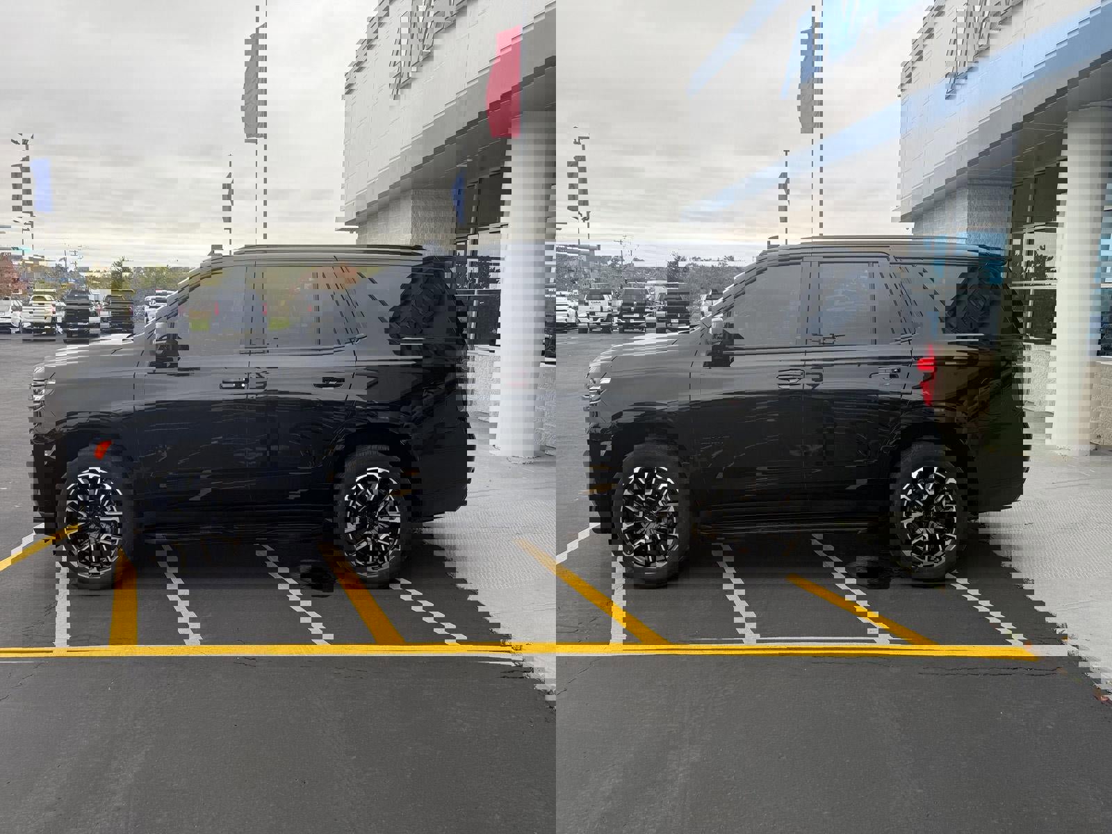 Used 2022 Chevrolet Tahoe RST w/ Luxury Package image 4