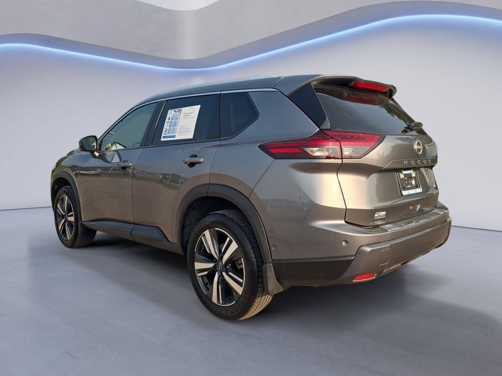 Used 2025 Nissan Rogue SL AWD/4WD image 3