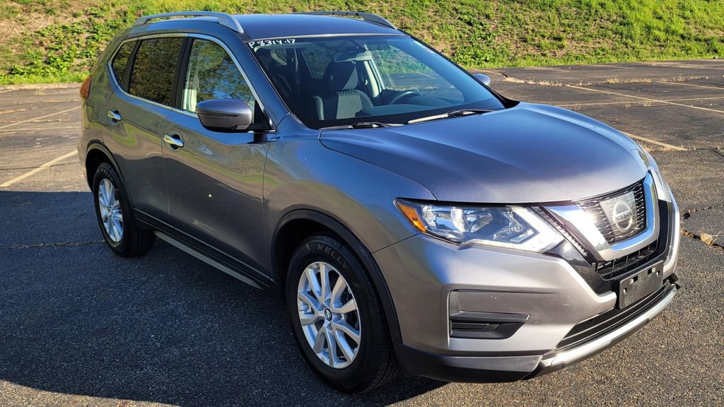 Used 2017 Nissan Rogue SV image 2