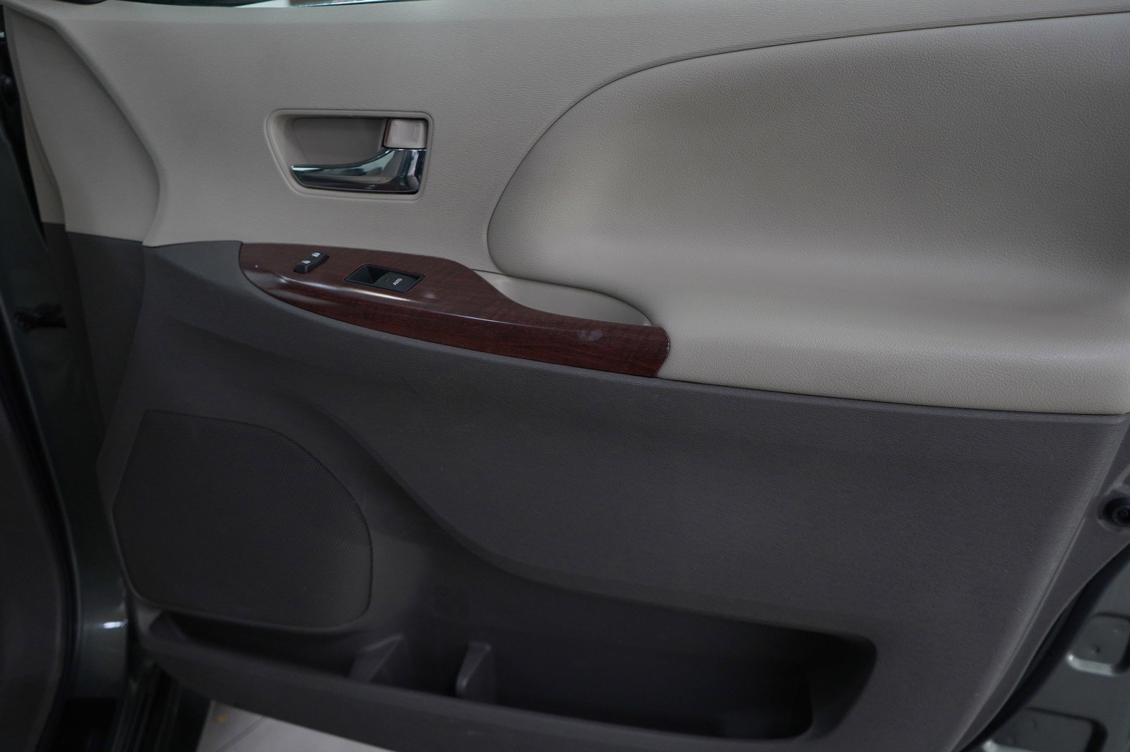 Used 2012 Toyota Sienna XLE image 9