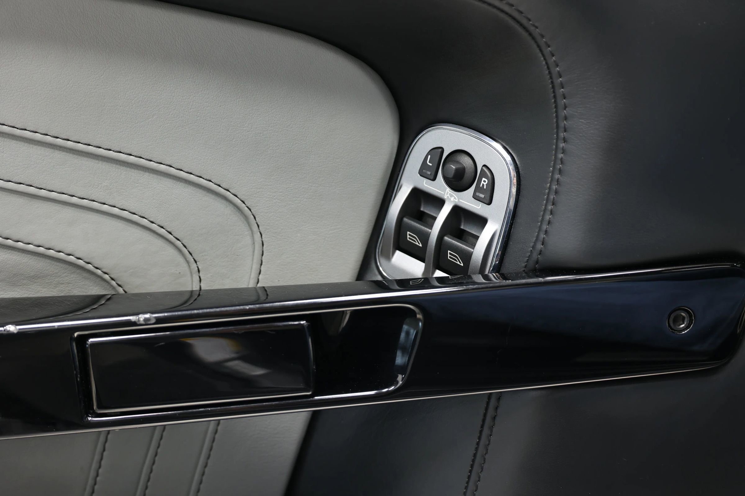 Used 2016 Aston Martin V8 Vantage S image 9