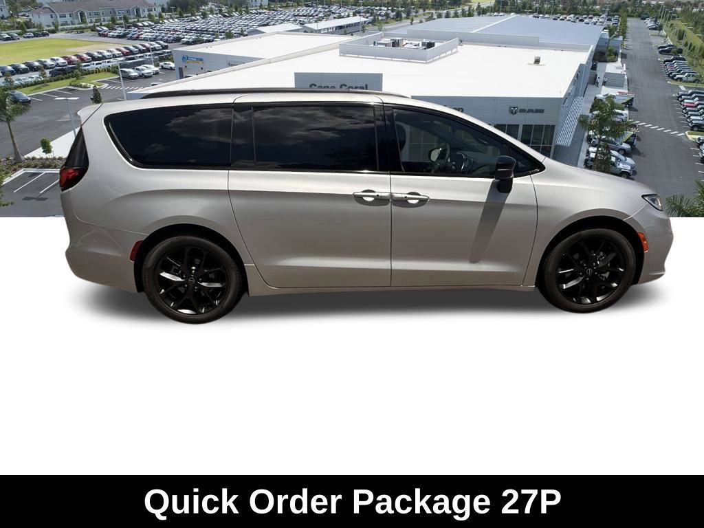 New 2026 Chrysler Pacifica Limited w/ Uconnect Theater Family Group FWD image 3