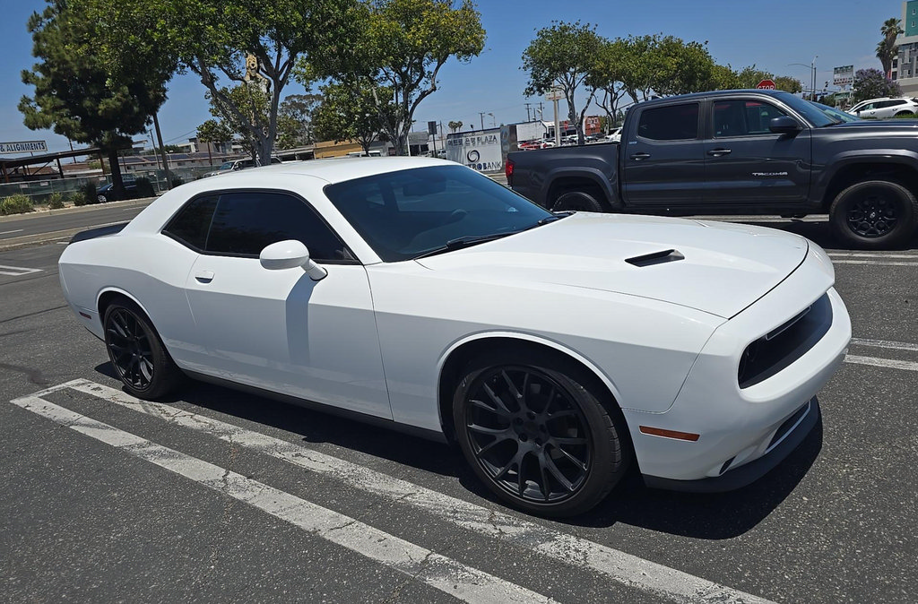 Used 2015 Dodge Challenger SXT RWD image 2