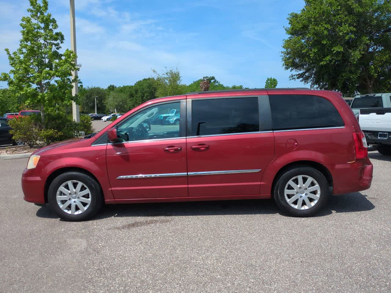 Used 2014 Chrysler Town & Country Touring FWD image 3