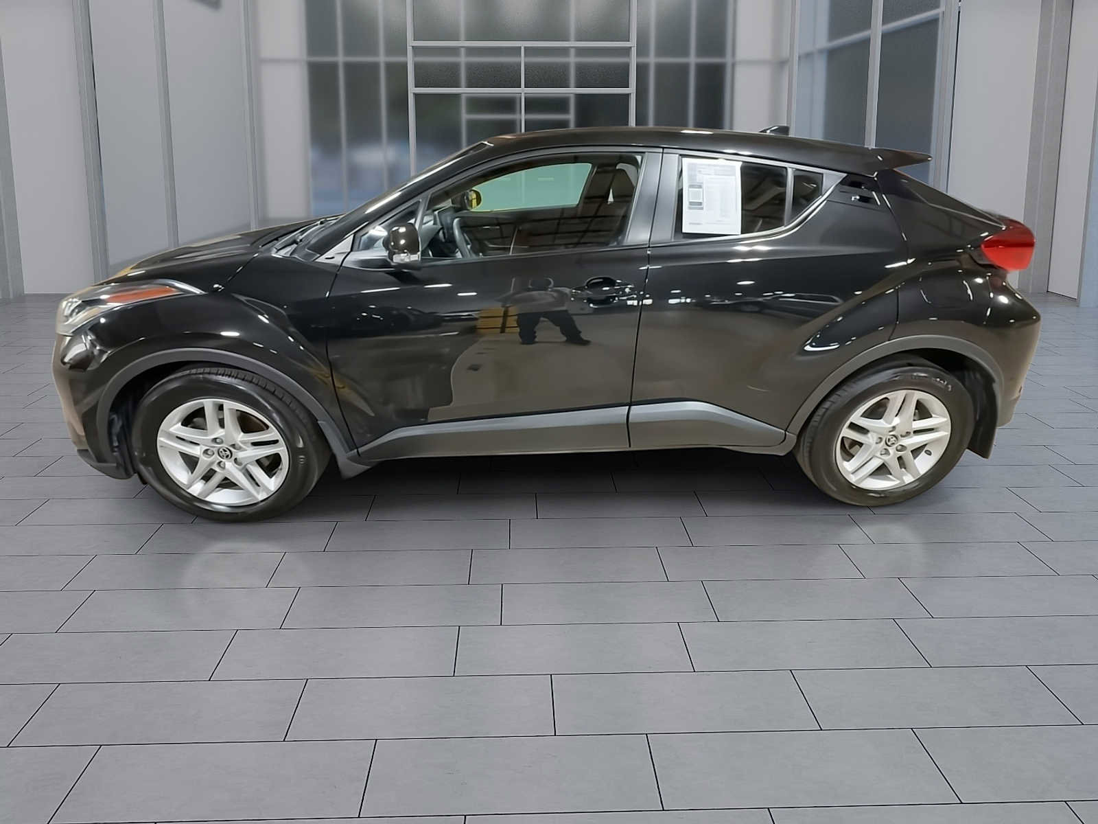 Used 2021 Toyota C-HR LE image 5