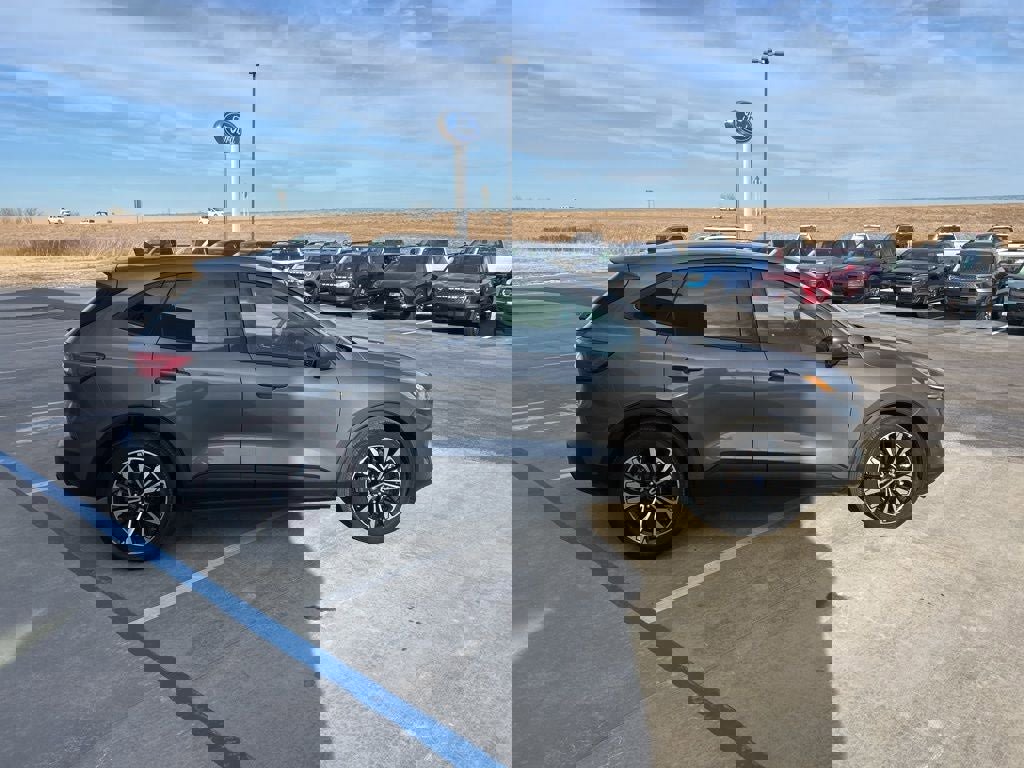 Used 2021 Ford Escape SE w/ SE Sport Appearance Package image 6