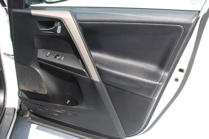 Used 2018 Toyota RAV4 XLE FWD image 17