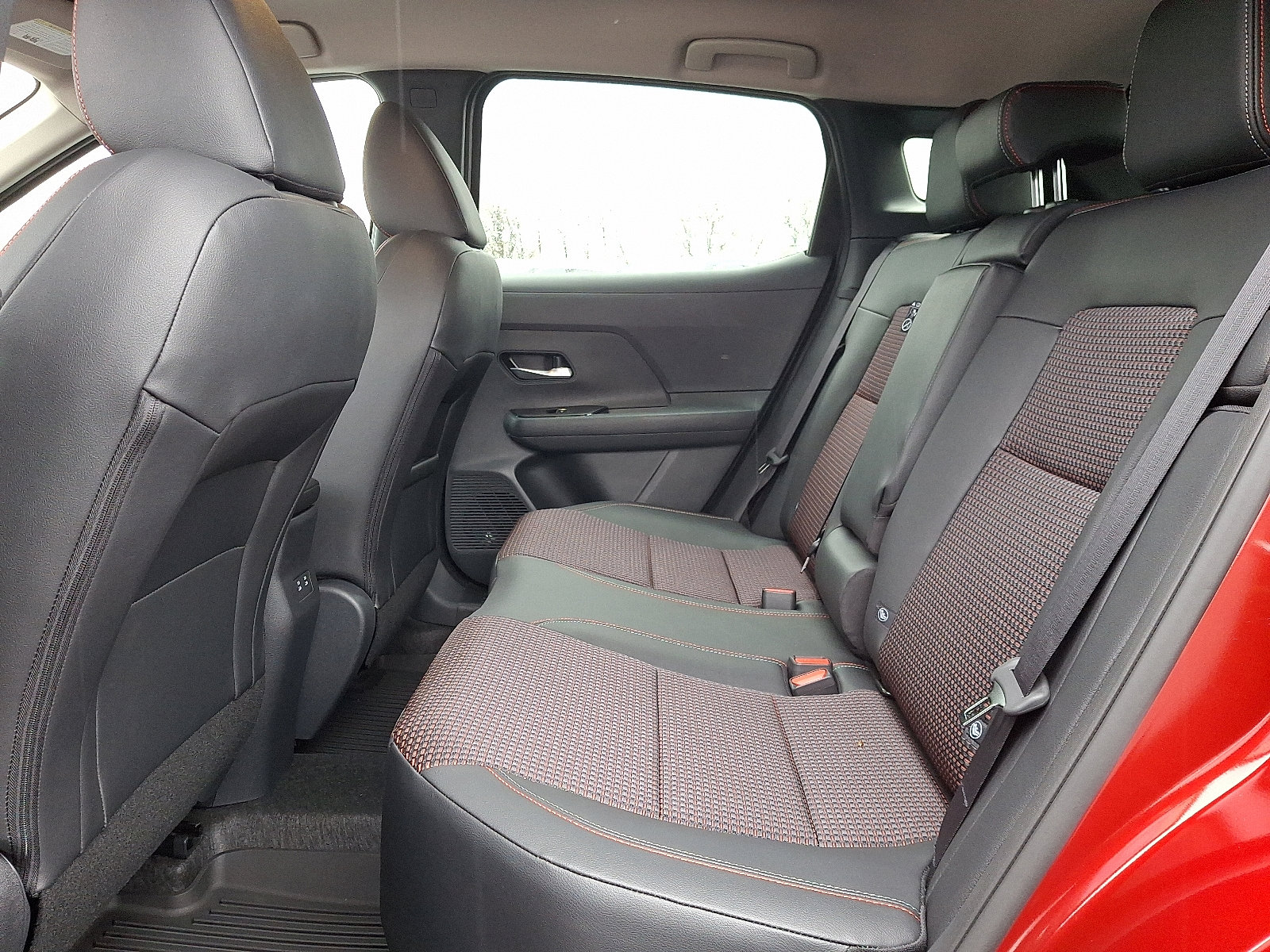 New 2026 Nissan Kicks SR w/ Cold Weather Package image 5