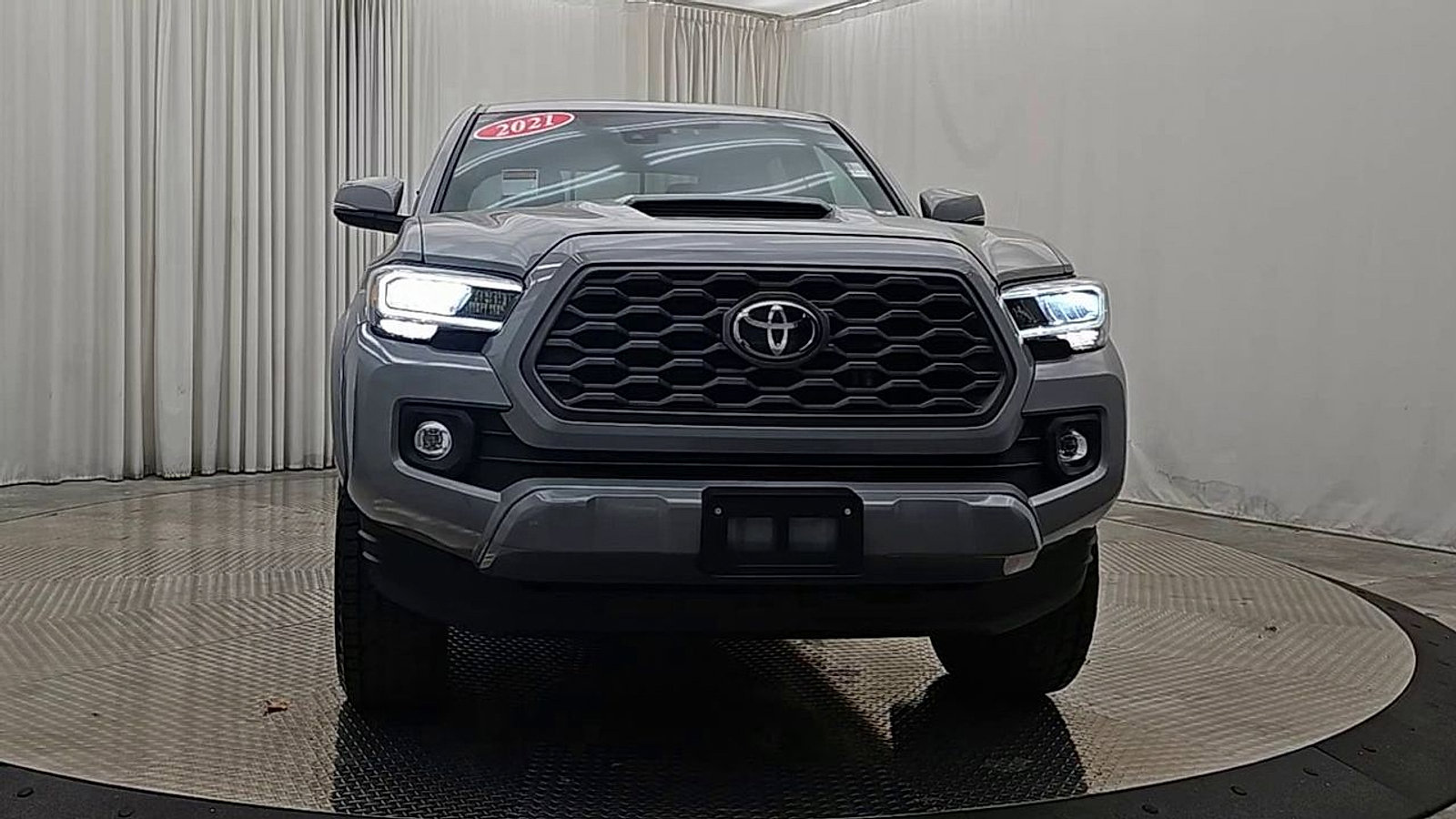 Used 2021 Toyota Tacoma TRD Sport w/ Technology Package AWD/4WD image 3
