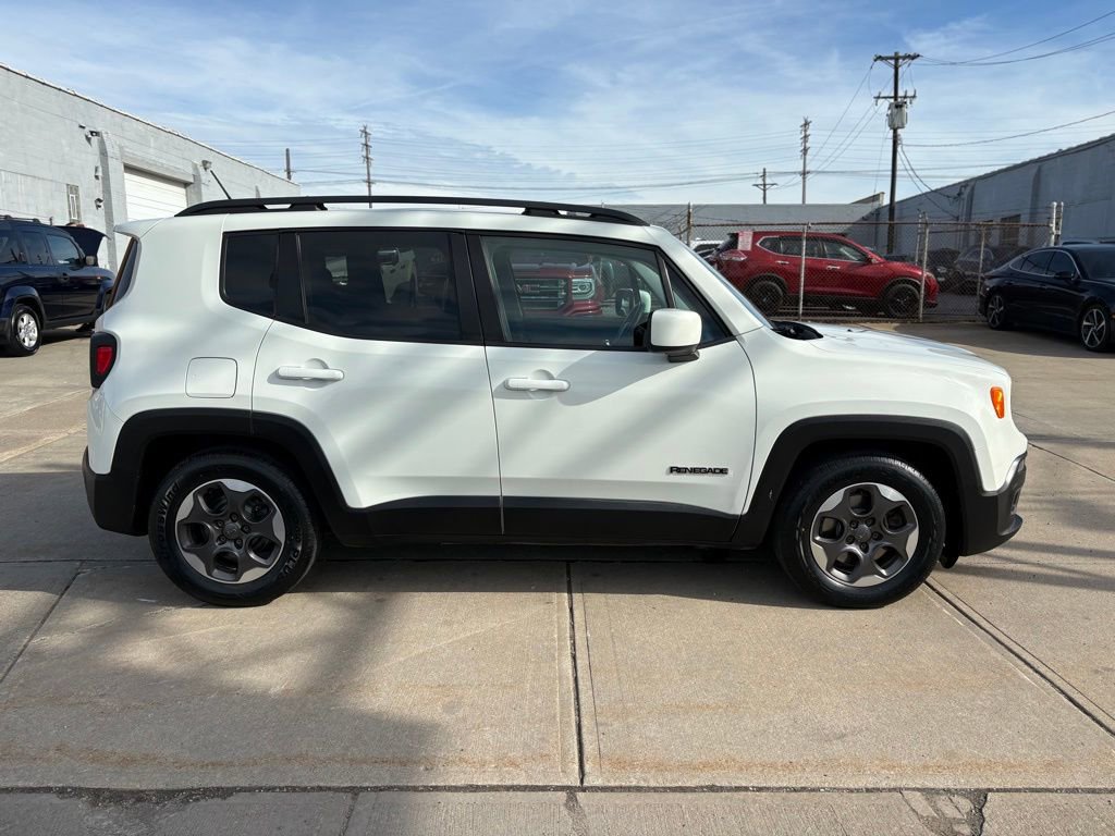 Used 2015 Jeep Renegade Latitude w/ Cold Weather Group II FWD image 5