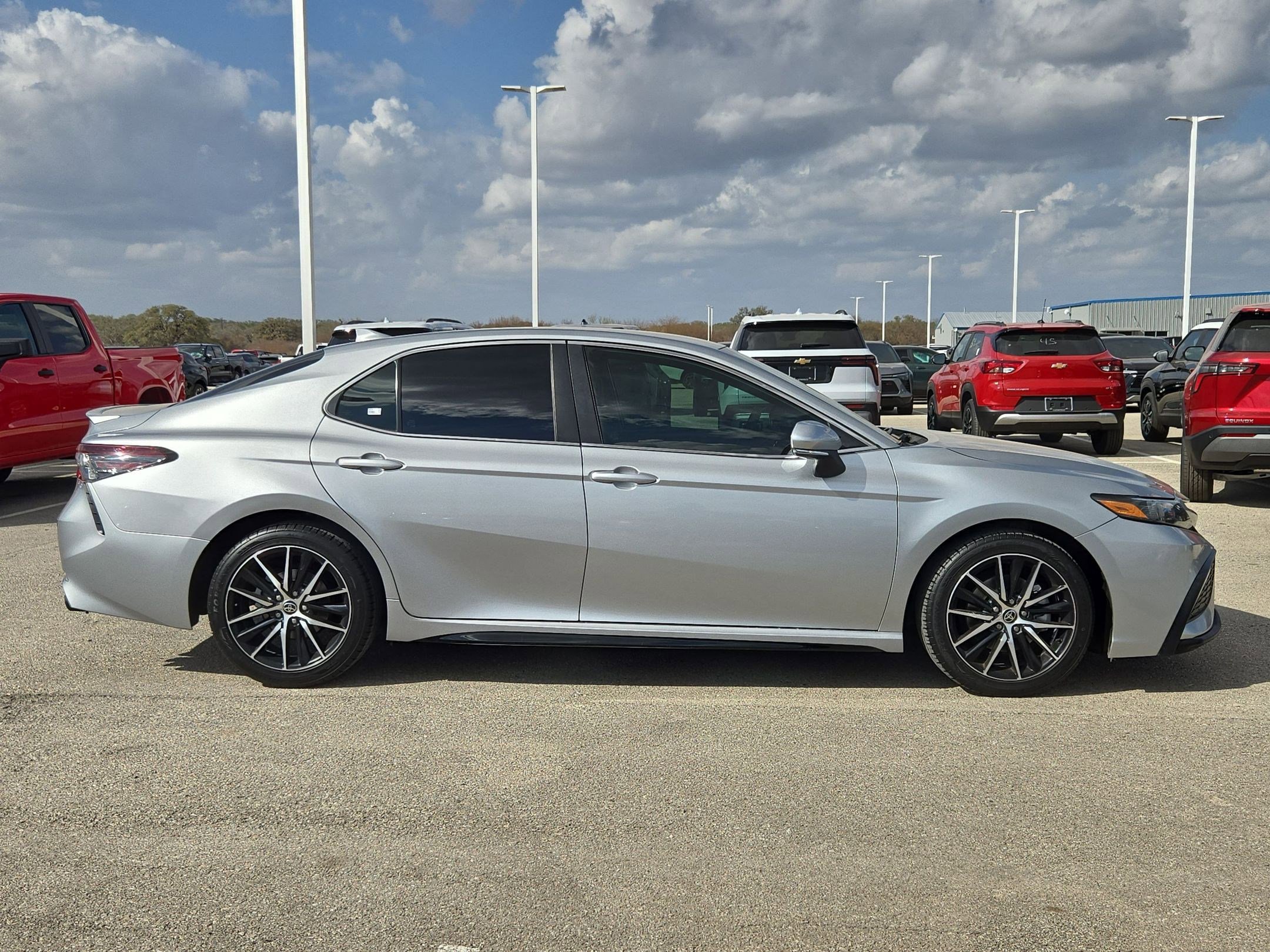 Used 2022 Toyota Camry SE image 2