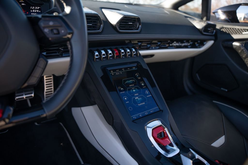 Used 2021 Lamborghini Huracan EVO RWD image 40