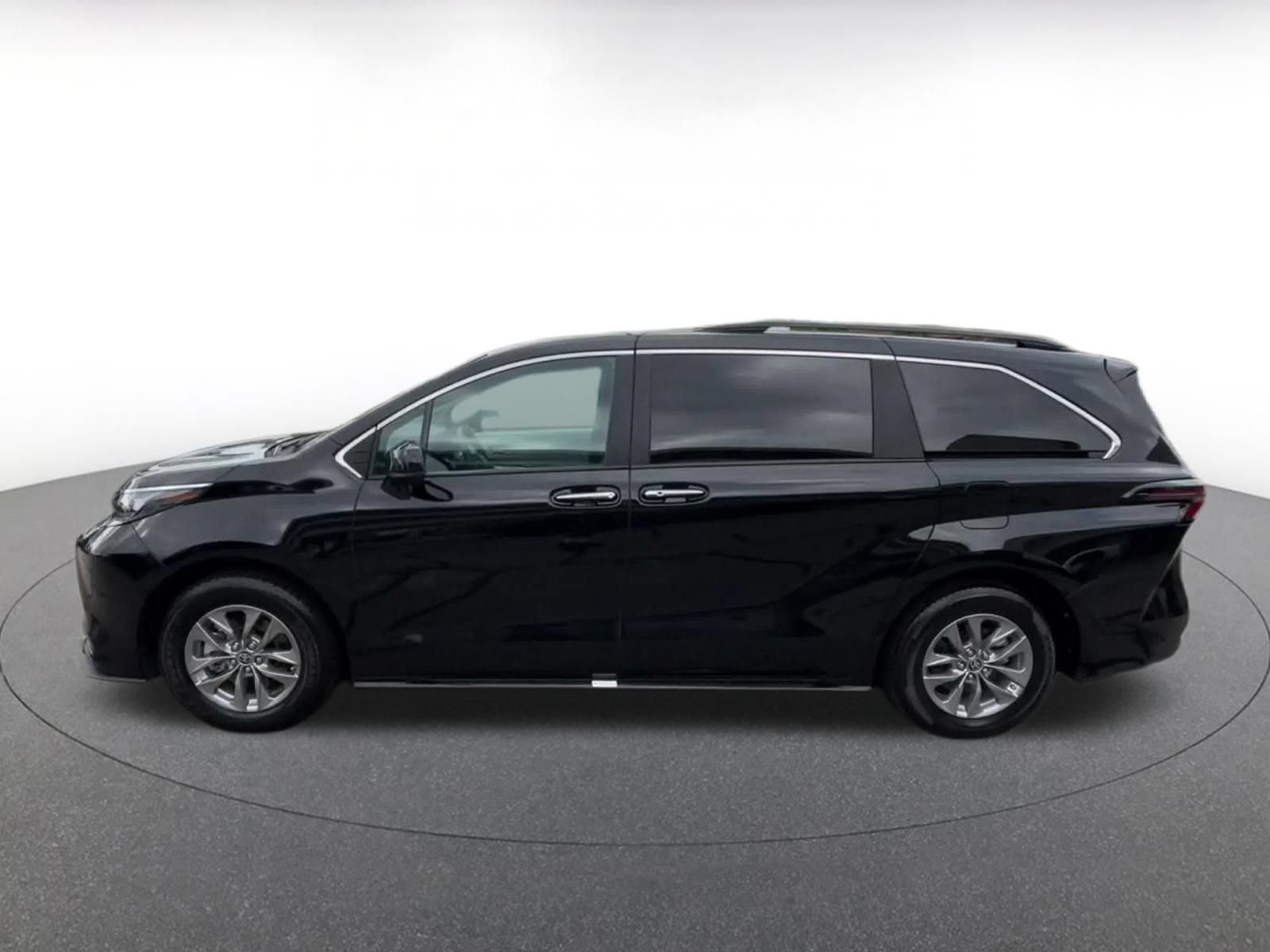 Used 2025 Toyota Sienna XLE FWD image 8