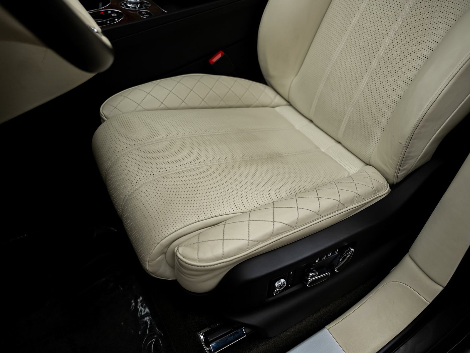 Used 2018 Bentley Bentayga AWD/4WD image 31