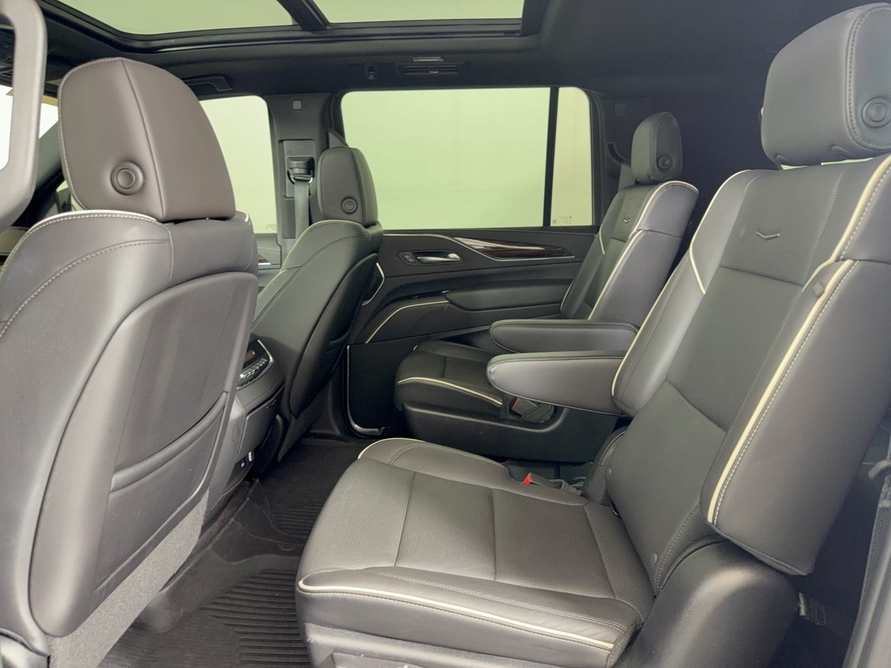 Used 2023 Cadillac Escalade ESV Premium Luxury AWD/4WD image 28