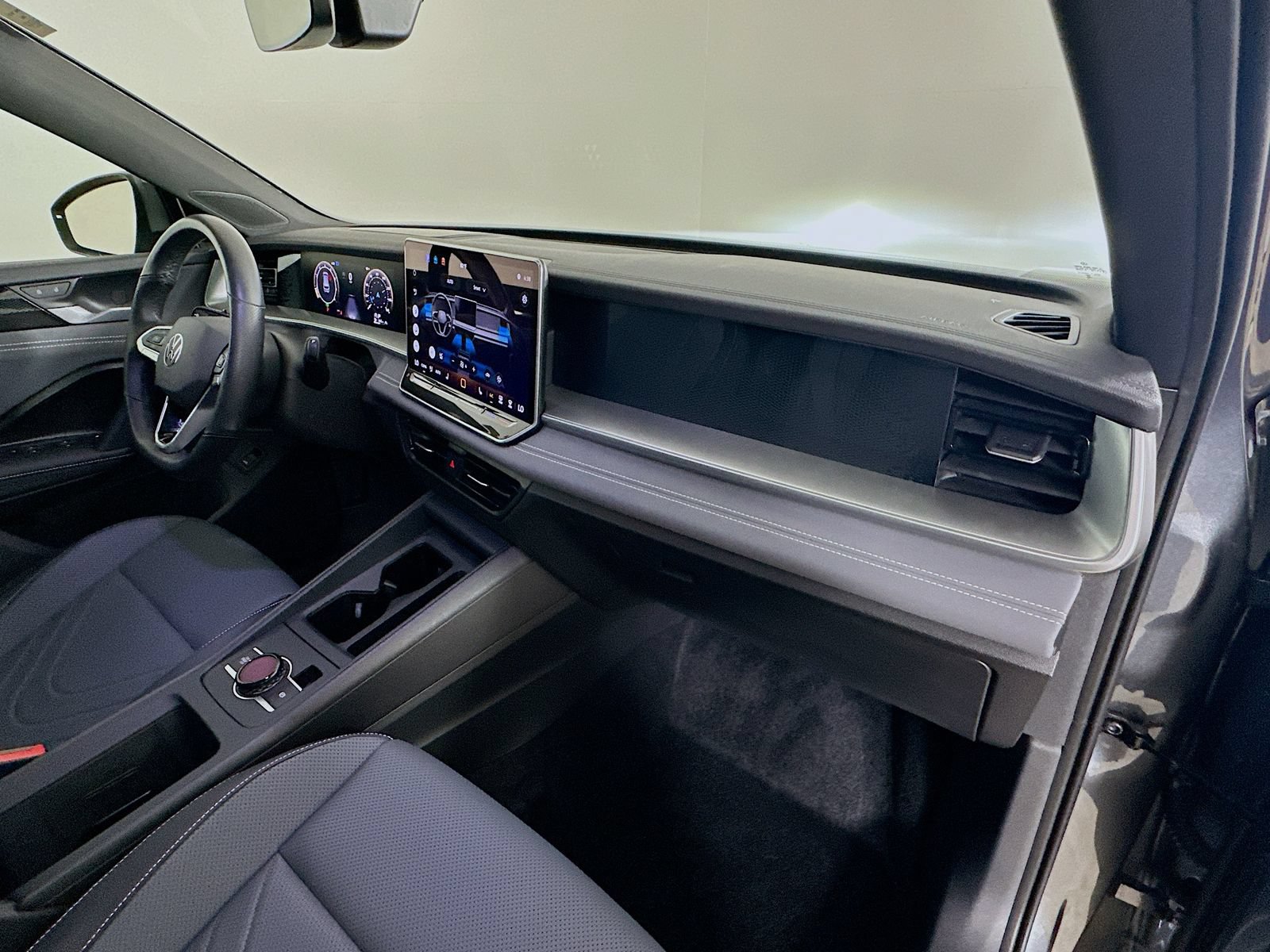 Certified 2025 Volkswagen Tiguan SE R-Line AWD/4WD image 46