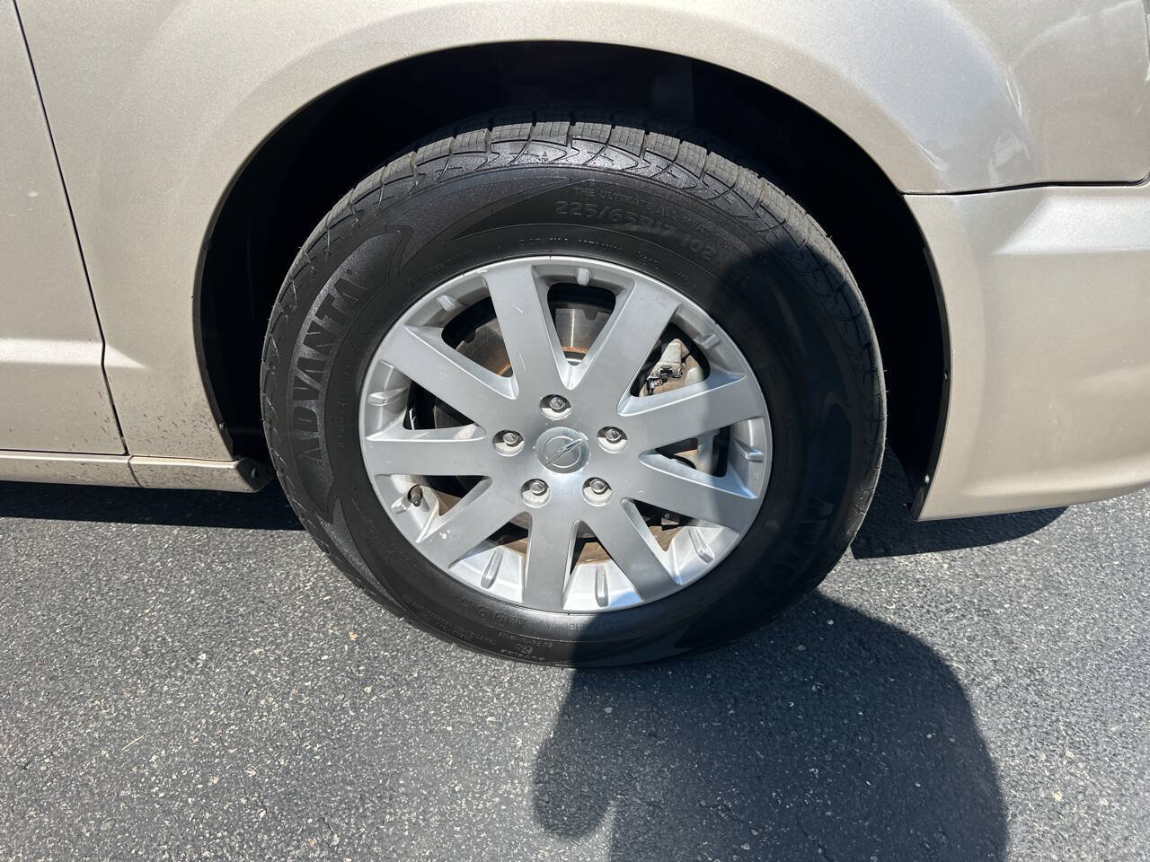 Used 2015 Chrysler Town & Country Touring FWD image 5