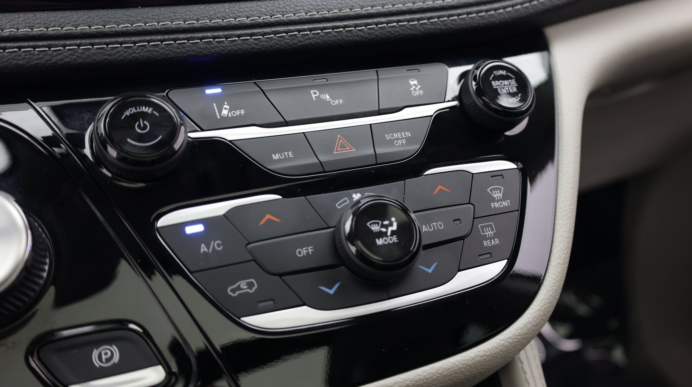 Used 2023 Chrysler Pacifica Limited FWD image 23