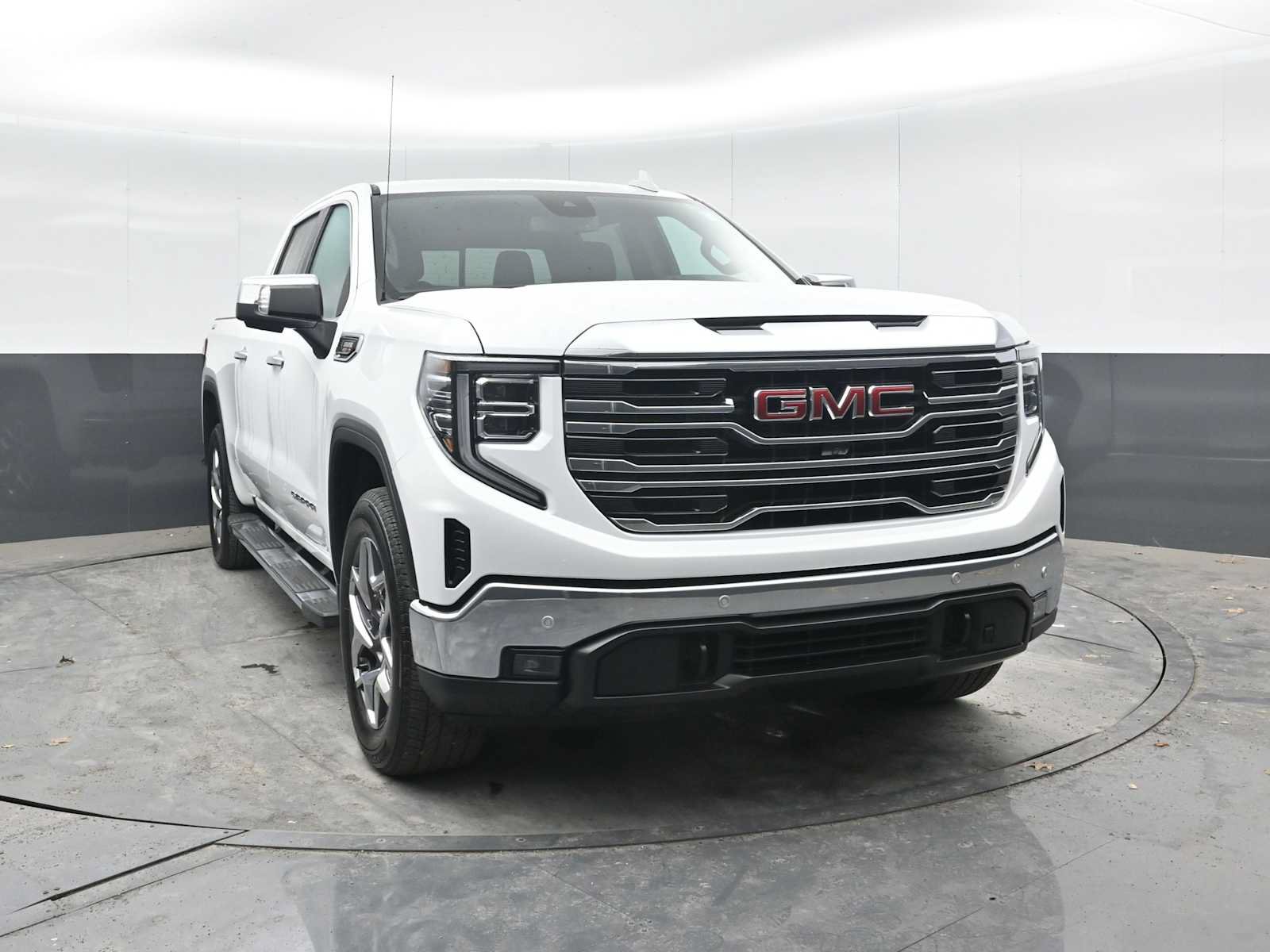 Used 2024 GMC Sierra 1500 SLT w/ SLT Premium Plus Package AWD/4WD image 6