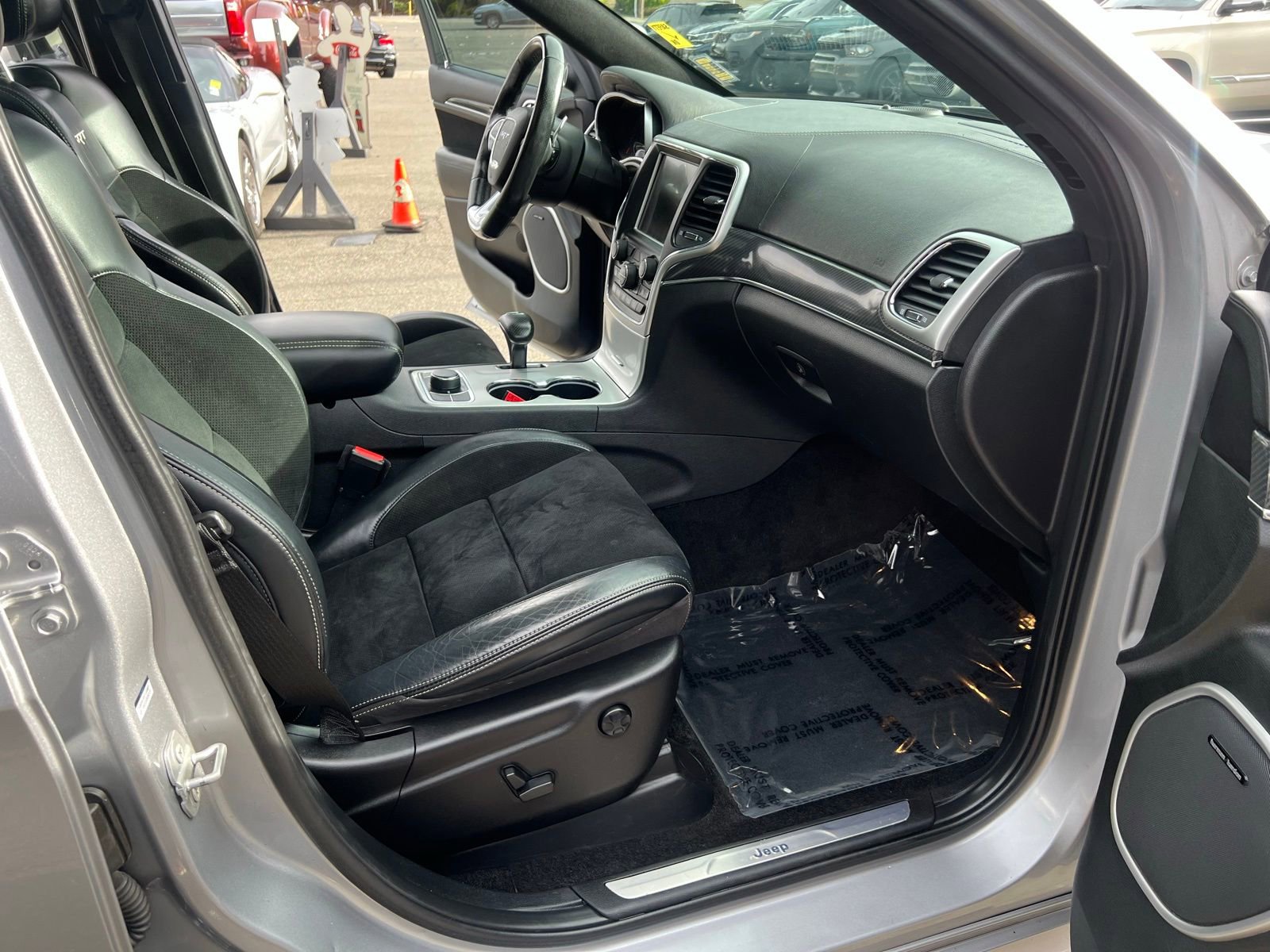 Used 2015 Jeep Grand Cherokee SRT w/ Luxury Group II image 32