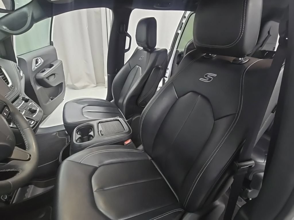 Used 2024 Chrysler Pacifica Limited FWD image 13