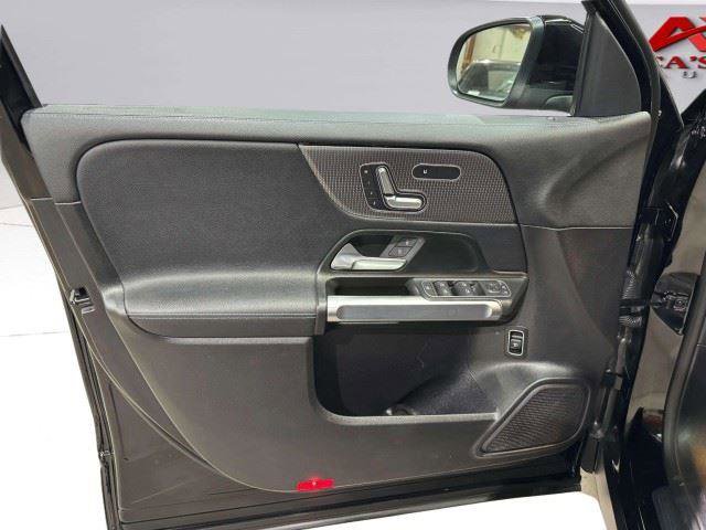 Used 2021 Mercedes-Benz GLB 250 image 27