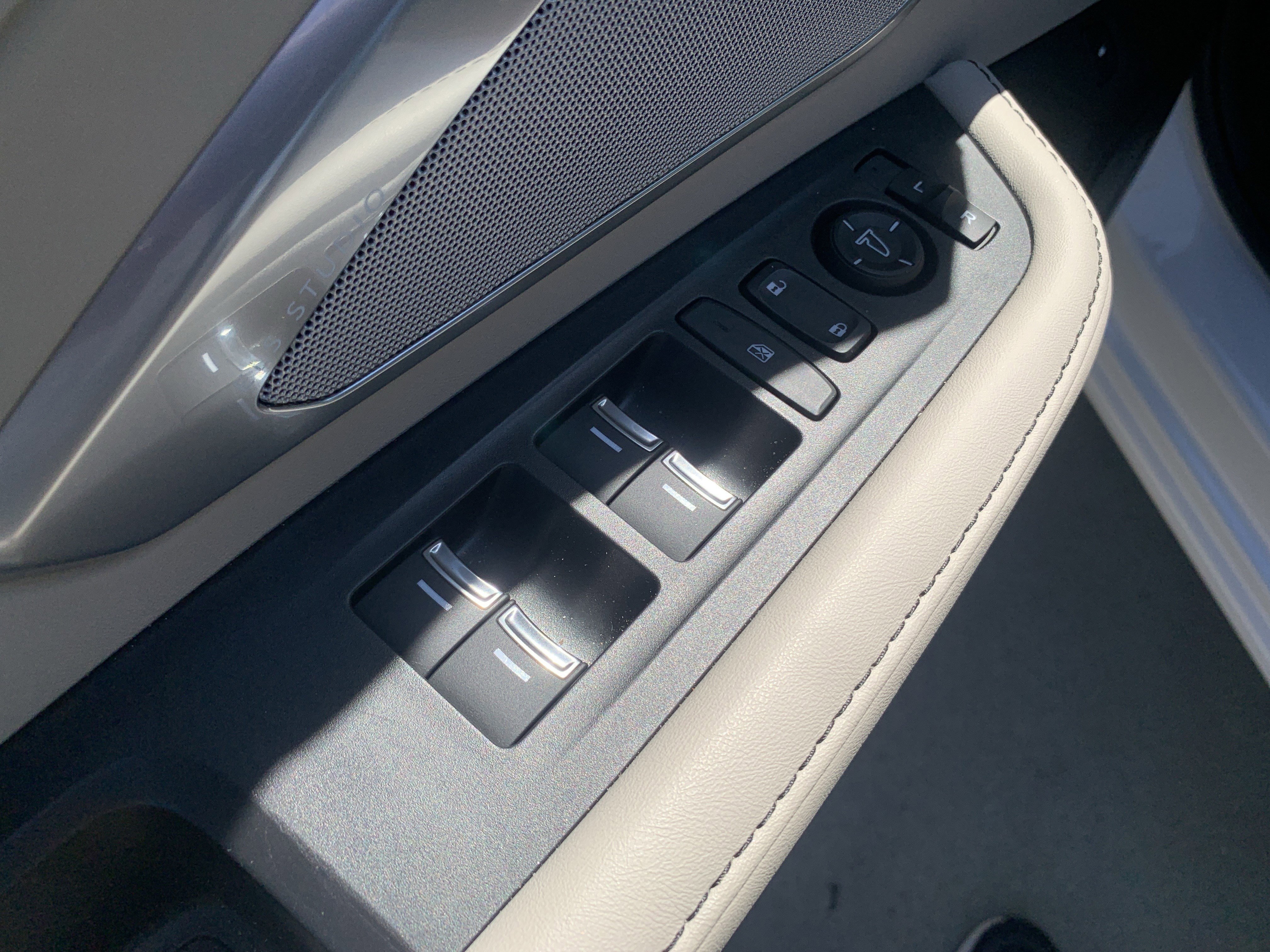 Used 2025 Acura RDX SH-AWD w/ Technology Package image 15