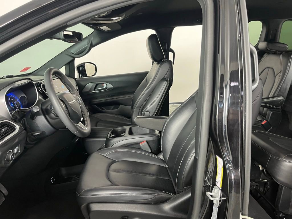 Used 2025 Chrysler Pacifica Select image 26