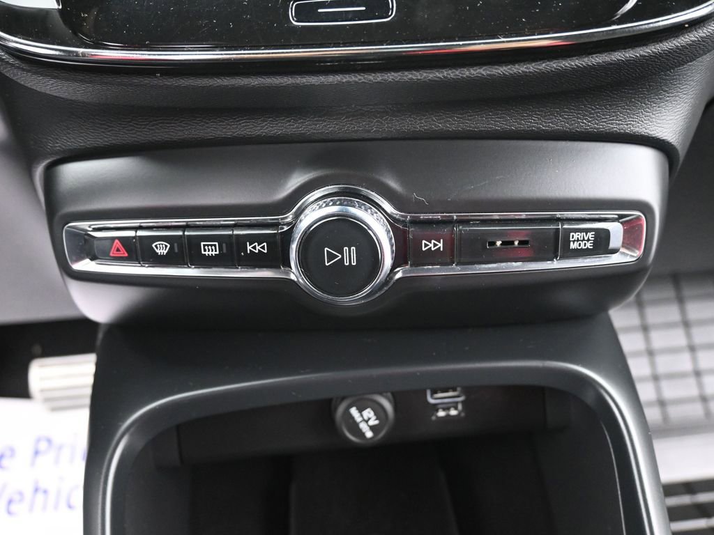 Used 2020 Volvo XC40 T4 R-Design image 11
