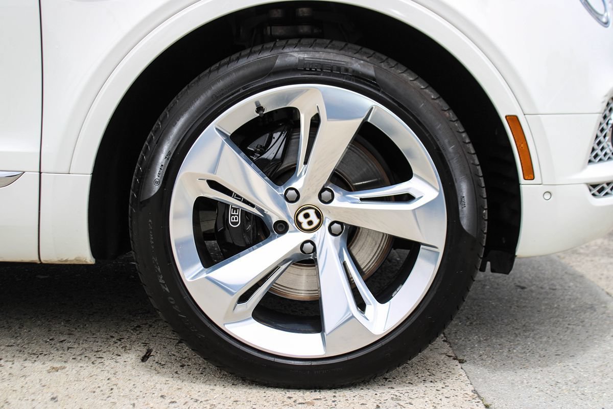 Used 2020 Bentley Bentayga Plug-In Hybrid AWD/4WD image 39