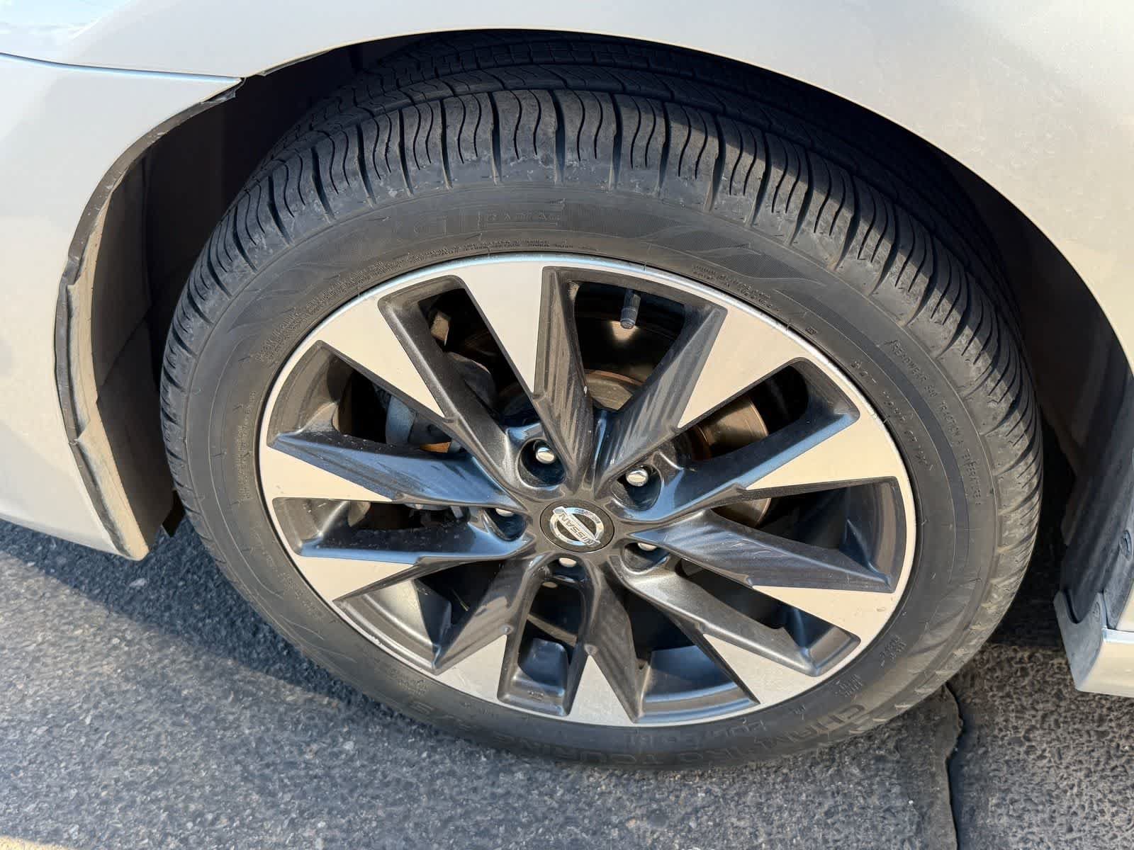 Certified 2017 Nissan Sentra SR w/ SR Premium Technology Package FWD image 6
